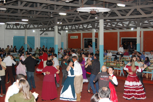 Tem início hoje o curso de danças de salão no CTG.