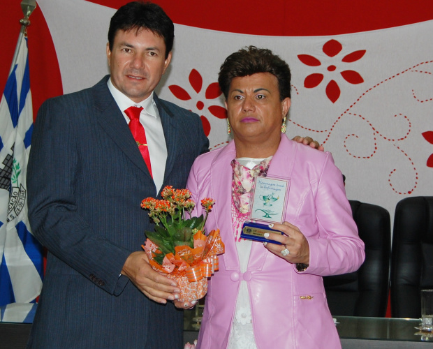 Vereadores de Amambai homenageiam profissionais da Enfermagem Jaime Bambil, presidente da Câmara de Vereadores e o vereador Ilzo Arce Vieira, autor da proposição / Foto: Moreira Produções