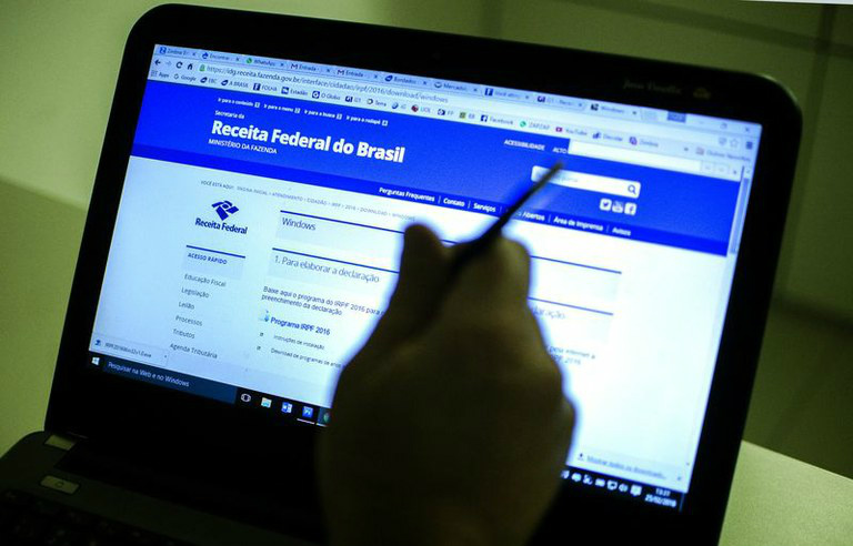 Entrega da declaração do IR 2017 começa no dia 2 de março A entrega da declaração do Imposto de Renda ocorre entre 2 de março e 27 de abril de 2017 (Foto: Divulgação)