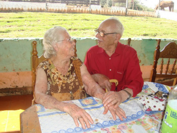 O amambaiense Nicanor Alves do Amaral comemora seu 100º aniversário Nicanor e Paulina. Segundo ele, um dos segredos para manter a união entre um casal é não brigar e, se houver, tentar resolver logo em seguida.