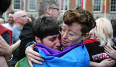 Irlandeses comemoram nas ruas a aprovação do casamento gayAgência Lusa/ EPA /Aidan Crawley