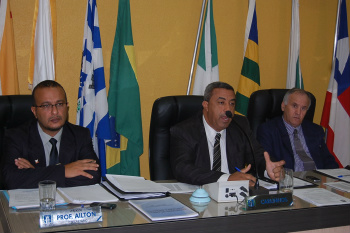 Resumo da sessão da Câmara de Amambai do dia 15 de abril Presidente da Câmara, vereador Calinhos (PPS), na sessão do dia 15 de abril / Foto:Moreira Produções