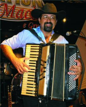 Marlon Maciel estará em Amambai no dia 30 de abril, animando o baile Bruto, Rústico e Pantaneiro.