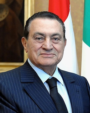 Mubarak ouviu seu veredicto com uma expressão impassível, em uma maca hospitalar e usando óculos escuros (foto: Reprodução/Wikipédia)