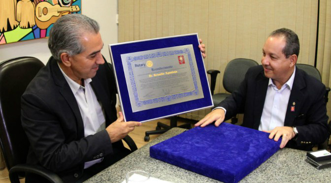 Reinaldo Azambuja recebe placa de reconhecimento do Rotary Internacional