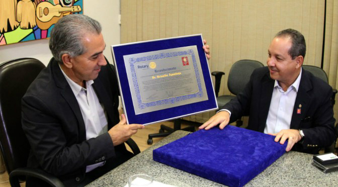 Reinaldo Azambuja recebe placa de reconhecimento do Rotary Internacional Reinaldo Azambuja recebe placa de reconhecimento do Rotary Internacional