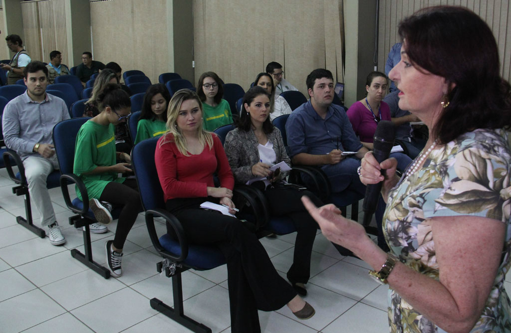 Secretária de Educação, Maria Cecília, fala aos jornalistas sobre o novo projeto pedagógico implantado em cinco municípios