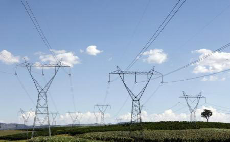 Brasil tem até 8 mil MW para entrar no sistema elétrico em 2014 Torres de transmissão de energia em Santo Antônio do Jardim.