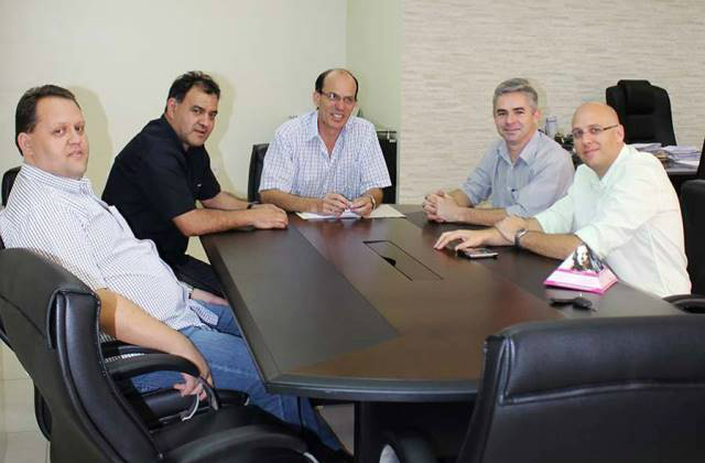 Campanha de Natal da ACIA tem apoio da Prefeitura de Amambai Sérgio Barbosa se reuniu com membros da ACIA para firmar um convênio da Prefeitura com a Associação.