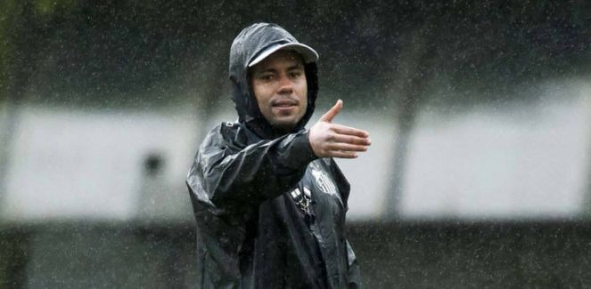 Santos espera “guerra” por posse de bola contra o São Paulo Jair espera por duelo de posse de bola no San-São (Foto: Gazetapress)