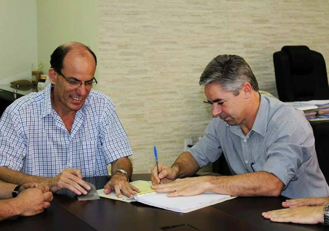 Campanha de Natal da ACIA tem apoio da Prefeitura de Amambai “Esse é o maior apoio que a ACIA já recebeu da Prefeitura; com certeza, essa campanha fomentará ainda mais o comércio local”, comentou o presidente da Associação.