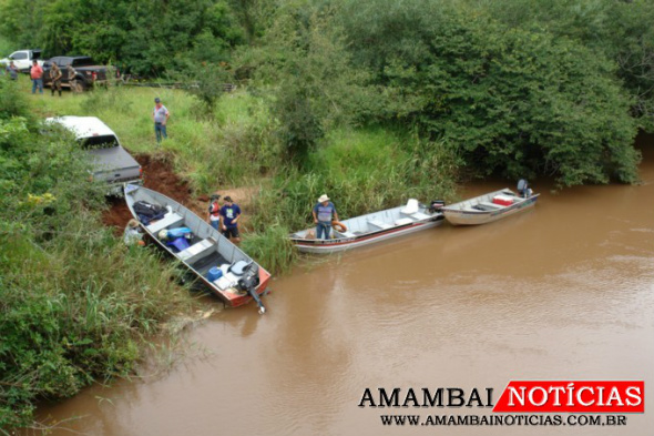 Vereador Protético solicita rampas de acesso para embarcações no rio Amambai O difícil acesso tem dificultado a colocação e retirada das embarcações no rio Amambai / Foto: Moreira Produções