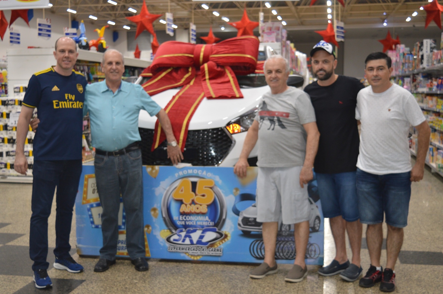 Leolino Soares foi o ganhador do carro 0 KM do Ki-Carne Diretores do Supermercado Ki-Carne junto do prêmio principal da campanha de 45 anos do empreendimento / Foto: Moreira Produções