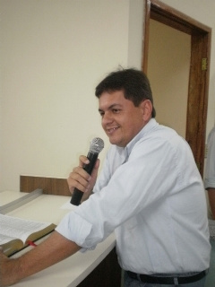 Homem invade o gabinete de prefeito de Tacuru para ofendê-lo O prefeito de Tacuru, Cláudio Rocha Barcelos.
