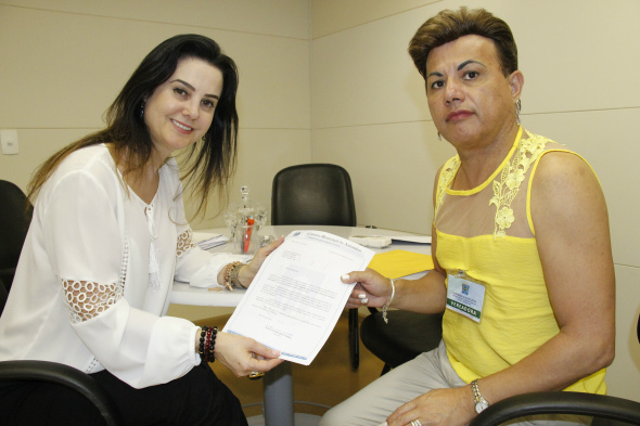 Vereador Ilzo reivindica aparelho para o centro cirúrgico do Hospital Regional E/D- Deputada Mara Caseiro e o vereador Ilzo Victor Arce VieiraFoto: Divulgação