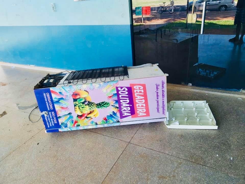 Geladeira ficou destruída / Foto: Divulgação