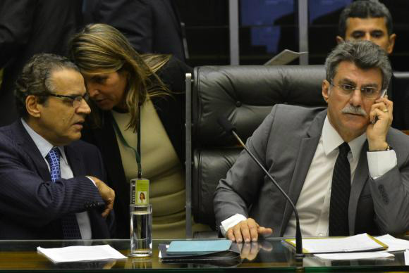 O presidente da Câmara dos Deputados, Henrique Eduardo Alves, e o relator do Orçamento, senador  RomeroJucá, na sessão em que foi aprovada a  Lei de Diretrizes Orçamentárias para 2015 Antonio Cruz/Agência Brasil