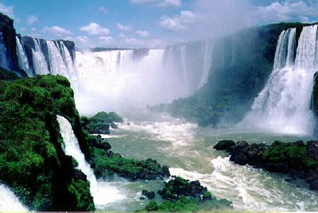 Falta de chuva reduz em até três vezes vazão nas Cataratas do Iguaçu Falta de chuva reduz em até três vezes vazão nas Cataratas do Iguaçu