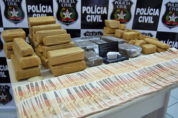 Maconha e cédulas falsas apreendidas pela Polícia Civil em Florianópolis (Foto: Divulgação/Polícia Civil )