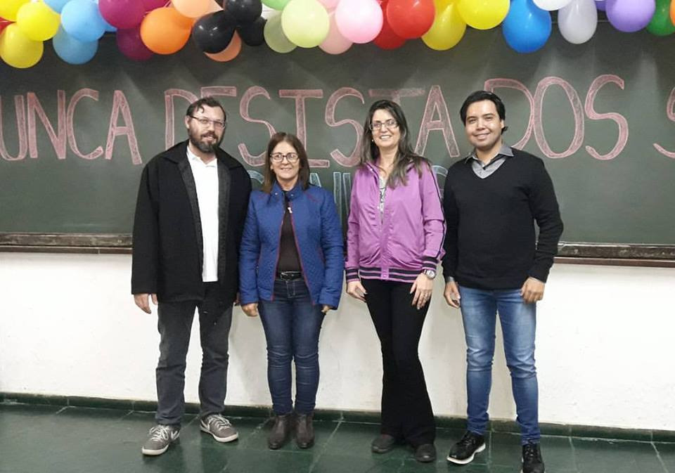 O gerente da Uniesp, Wantuir Smaniotto acompanhado  das professoras Jôse Fatiane Loureiro Maidana e Regiane de Oliveira da Fonseca Marques e do professor Wilson Serejo