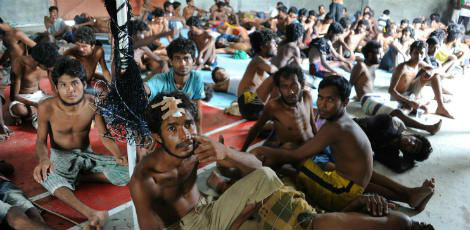 Malásia suspeita ter encontrado valas comuns com migrantes