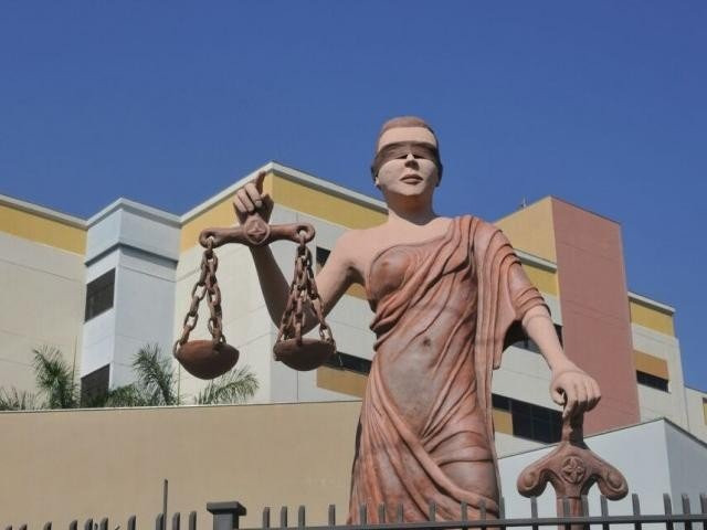 Amamsul diz que vale-transporte de R$ 6 mil inverídico; veja nota Deusa da Justiça em frente ao Fórum de Campo Grande. (Foto: Alcides Neto/Arquivo)