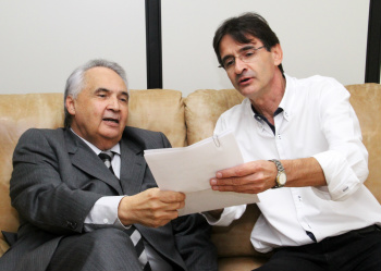 E/D- Deputado Londres Machado e o prefeito Dirceu Lanzarini, durante assinatura de convênioFoto: Assessoria 