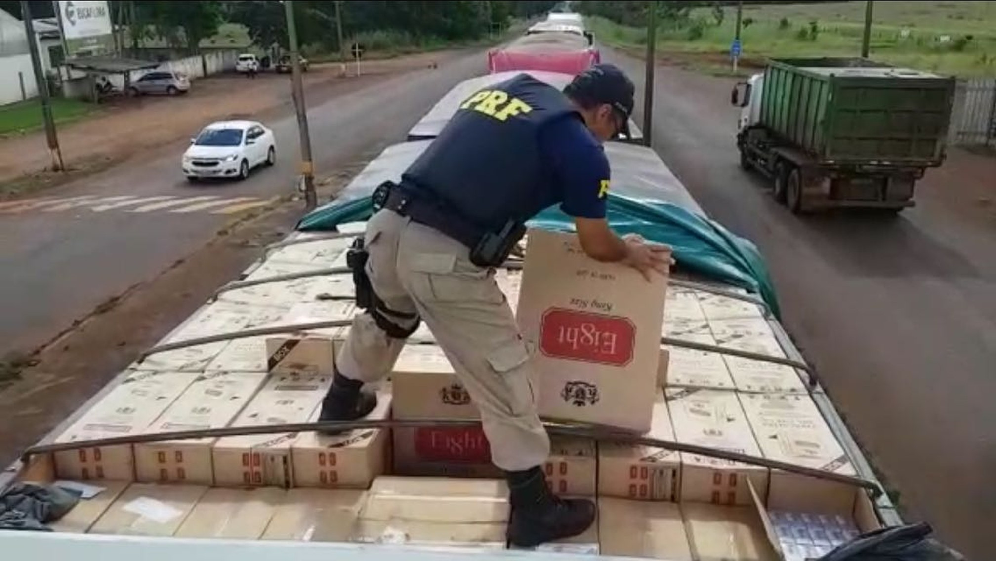 Comboio com 5 carretas é a segunda maior apreensão de cigarros contrabandeados do país (Foto: PRF/Divulgação) 