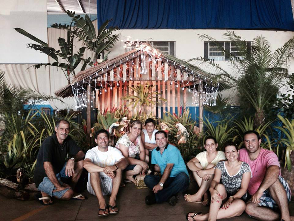 Presépio da igreja católica de Amambai mantém tradição natalina Voluntários se dedicaram por dias para montar o presépio / Foto: Divulgação
