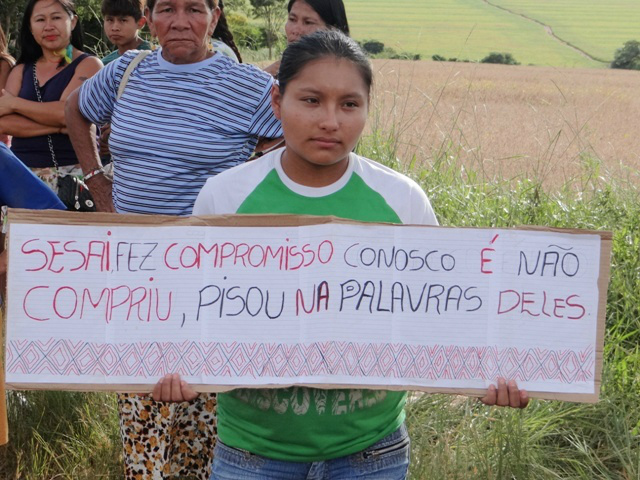 Por melhorias na saúde, comunidade da aldeia Amambai paralisa MS 386