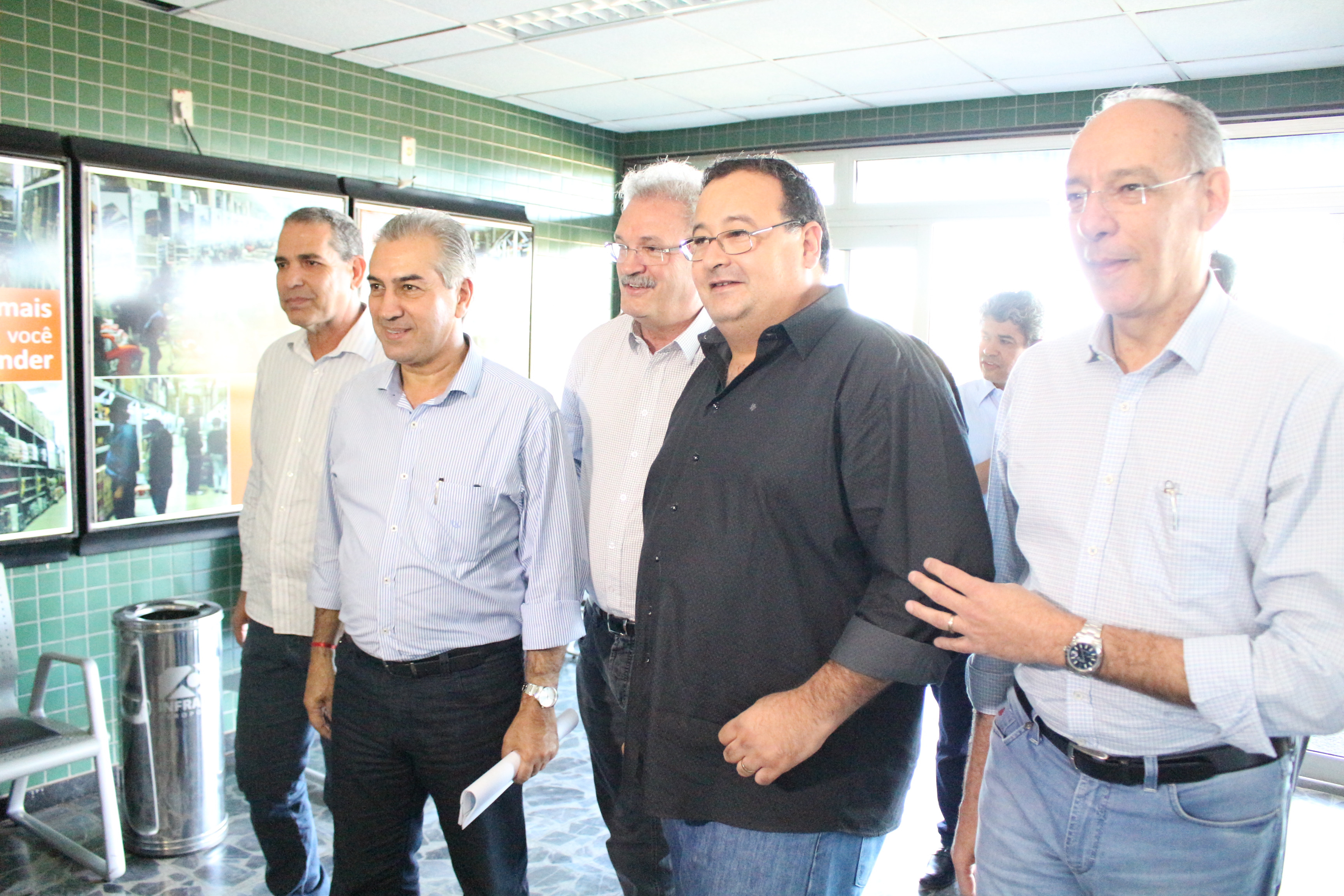 Obras de recuperação da MS-156 devem começar por Amambai Prefeito de Amambai, Dr. Bandeira, junto do Prefeito de Ponta Porã, Helio Peluffo recepcionaram o Deputado Federal Geraldo Rezende e o Governador Reinaldo Azambuja na tarde da última sexta-feira (23) no Aeroporto Internacional de Ponta Porã / Foto: Decom