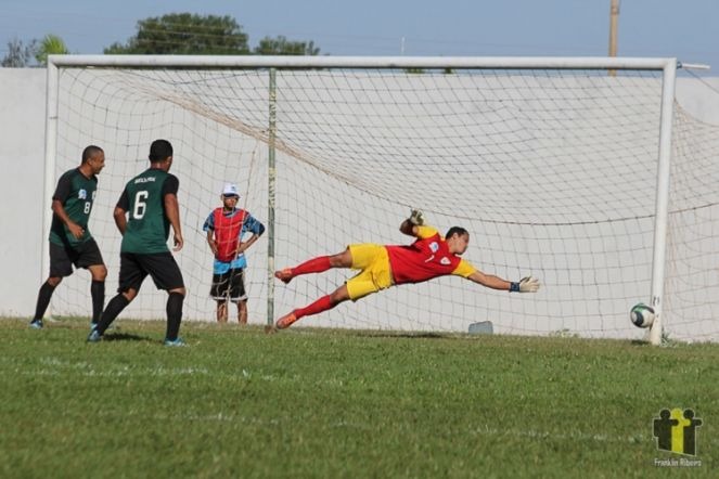 Copa Assomasul encerra primeira fase em Três Lagoas com 33 equipes classificadas O goleiro se esticou todo para evitar o gol (Foto: Franklin Ribeiro)