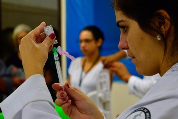 O novo rol, que inclui inclusão de medicamentos contra vários tipos de câncer, entrará em vigor em janeiro de 2018.Rovena Rosa/Agência Brasil