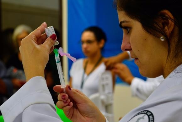 ANS abre consulta pública para atualizar cobertura de planos de saúde O novo rol, que inclui inclusão de medicamentos contra vários tipos de câncer, entrará em vigor em janeiro de 2018.Rovena Rosa/Agência Brasil
