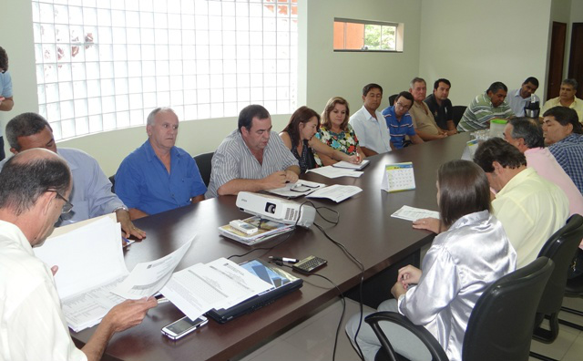 Prefeitura reúne-se com o Sindicato dos Servidores de Amambai Executivo, vereadores e membros do Sisem durante reunião na prefeitura / Foto: Moreira Produções