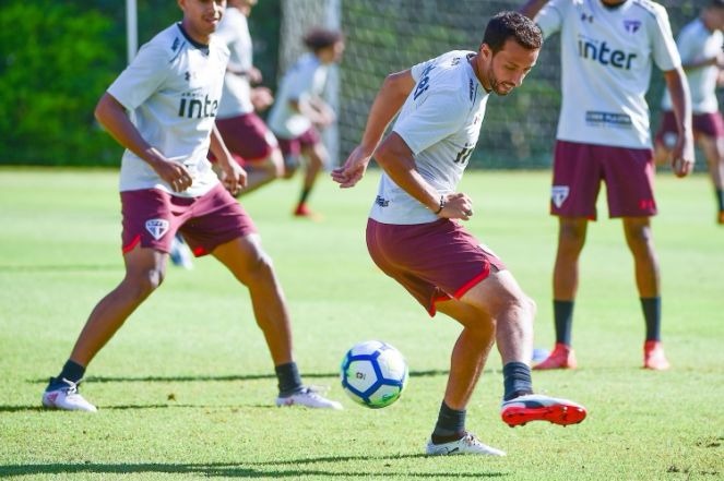 São Paulo e Santos duelam por primeira vitória em clássicos no ano Com Nenê, Tricolor vai em busca de sua quinta vitória (Foto: Divulgação)