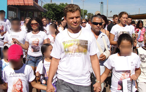 Moraci Brandão em dia de manifestação por Justiça, uma semana após a morte da filha, por overdose