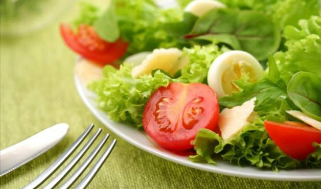 Prepare ovos de forma saudável Salada com ovos