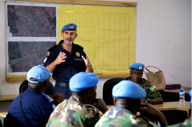 O comissário da Polícia da Missão das Nações Unidas na República Centro-Africana, Minusca, Luís Carrilho, participa no encontro. Foto: ONU/Nektarios Markogiannis