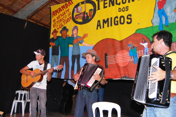Os artistas, amadores e profissionais, foram os responsáveis pela animação do público presente.