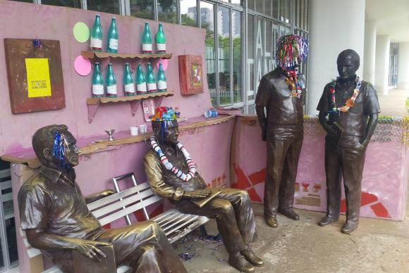 Estátuas e outros monumentos de BH recebem adereços carnavalescos Cerca de dez monumentos receberam fantasias elaboradas com material reciclável. Entre eles estão representações de escritores como Roberto Drummond, Fernando Sabino, Henrique Lisboa e Otto Lara ResendeFoto: Divulgação