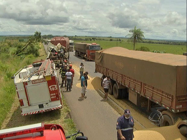 Colisão entre carretas deixou trânsito lento no local (Foto: Reprodução/TV Morena)