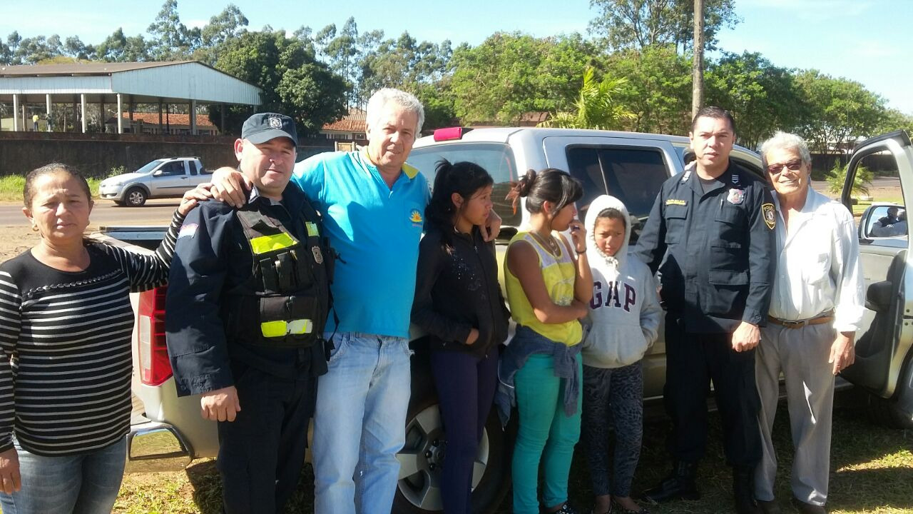 As meninas ao lado de familiares e policiais que as encontraram na praça de Pedro Juan Caballero / Foto: Divulgação