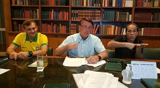 Bolsonaro vai vetar venda de terras a estrangeiros Live do presidente Jair Bolsonaro na quinta-feira, 24 de dezembro (Foto: Reprodução/Facebook)