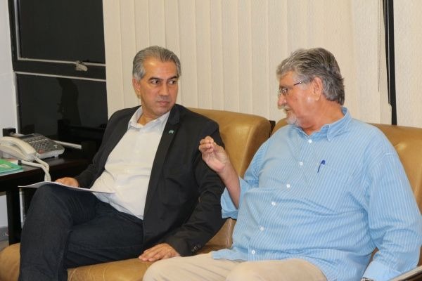 Schimidt revela que PT está mais próximo de apoiar reeleição de Azambuja Reinaldo conversa com Zeca do PT (Foto: )