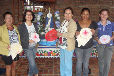 Dona Flora: muitas histórias bordadas com carinho em Amambai Dona Flora, ao centro, com as alunas da Associação Cultural Amambaiense.