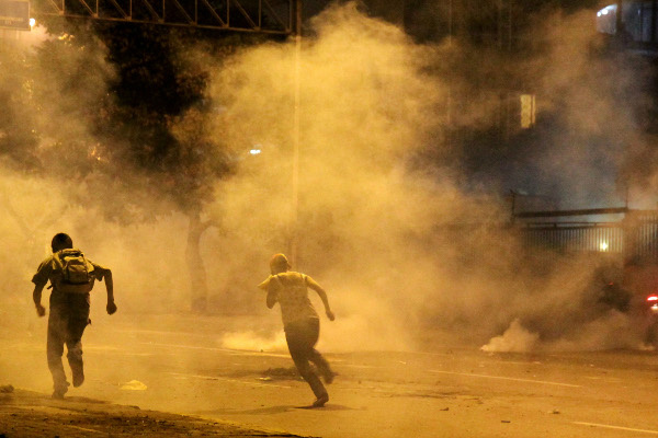  Ataque de partidários de Capriles em Caracas ontem à noite (Foto: Amanda Perobelli/Brazil Photo Press/Folhapress) 