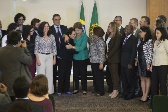 Dilma se emociona ao instalar comitê de combate à tortura