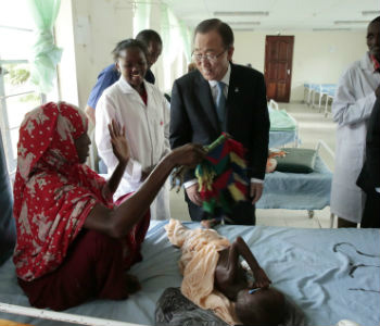 Ban Ki-moon em visita ao acampamento de refugiados de Dadaab, no Quênia, em outubro deste ano. Foto: ONU/Evan Schneider