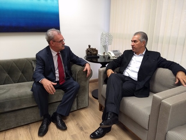 Reinaldo promete agilizar apoio à operação tapa-buracos, em Dourados Geraldo Resende reunido com o governador Reinaldo Azambuja para garantir mais recursos para o tapa-buracos em Dourados